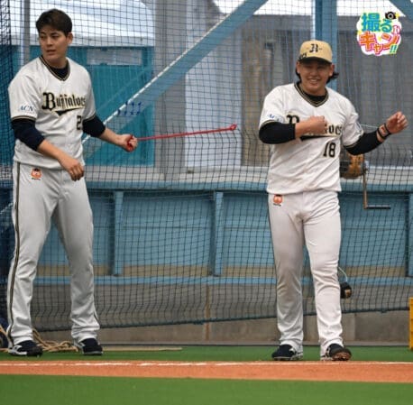 バッファローズ野球チームの練習風景、明るく楽しい雰囲気。