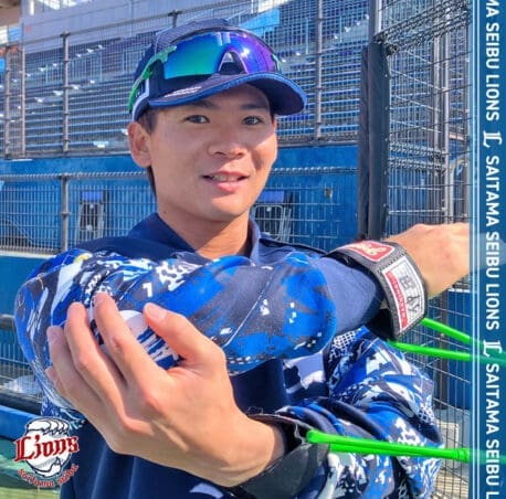 西武ライオンズの若手野球選手が、練習用のカモフラジャージを着ています。