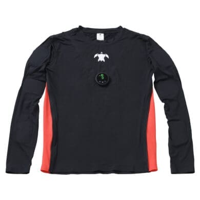 黒と赤の長袖スポーツシャツとスマートデバイスがある画像。