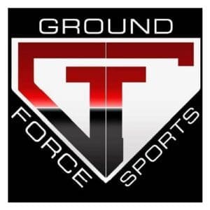 グラウンドフォーススポーツのロゴ、赤い「T」が特徴の盾形エンブレム.